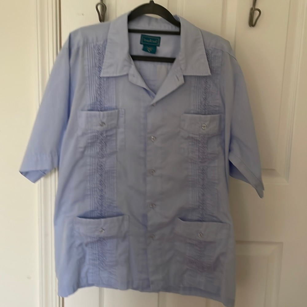 Vintage men’s M Hawaiian pale blue pleated embroidered short sleeve 4 pocket